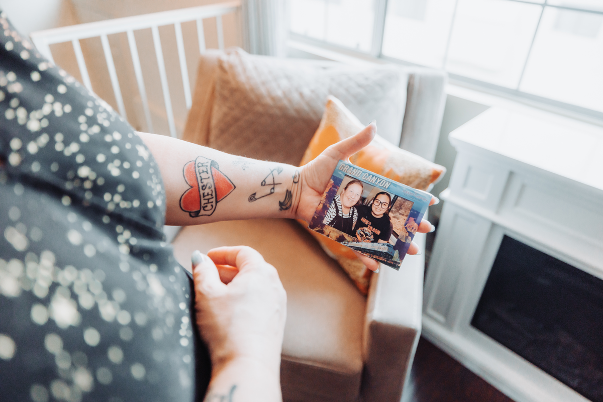 Amanda holds a framed picture of her daughter and herself